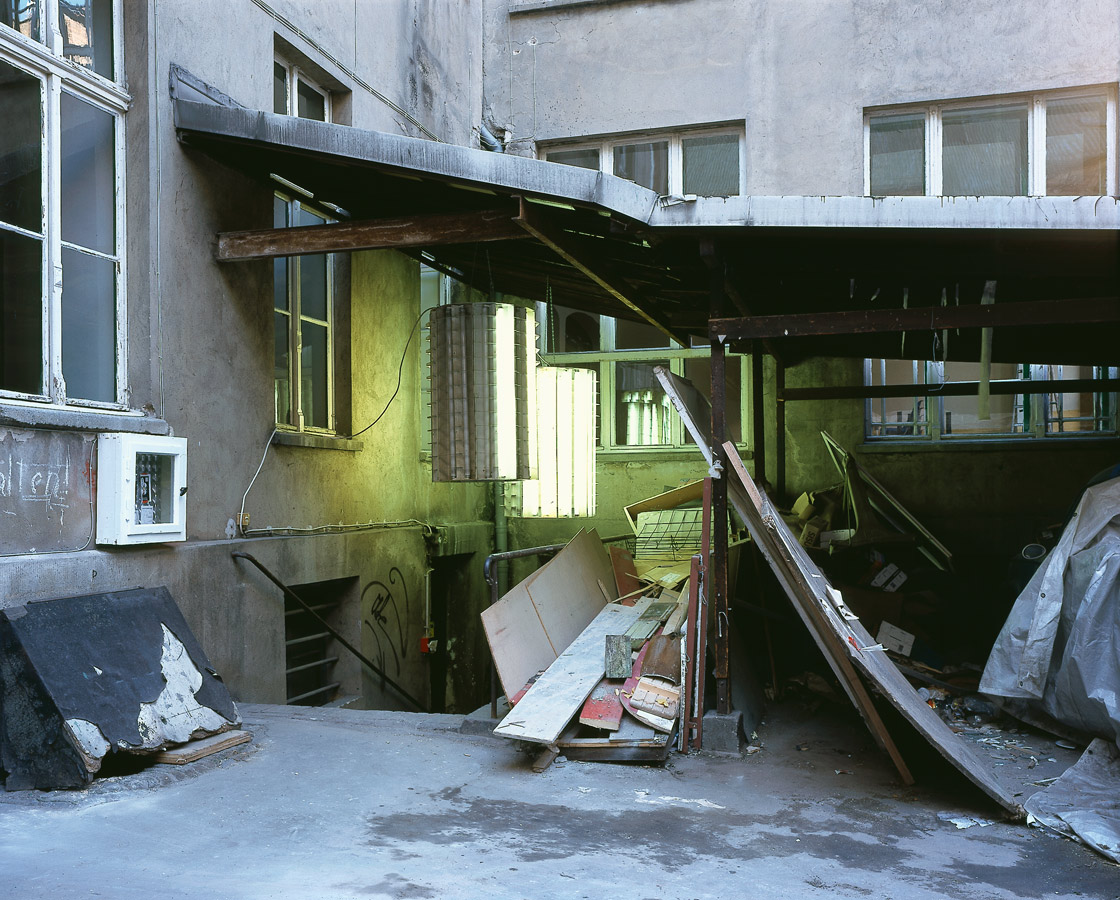 Temporary Spaces - galerie berlintokyo Au&szlig;en, 1996